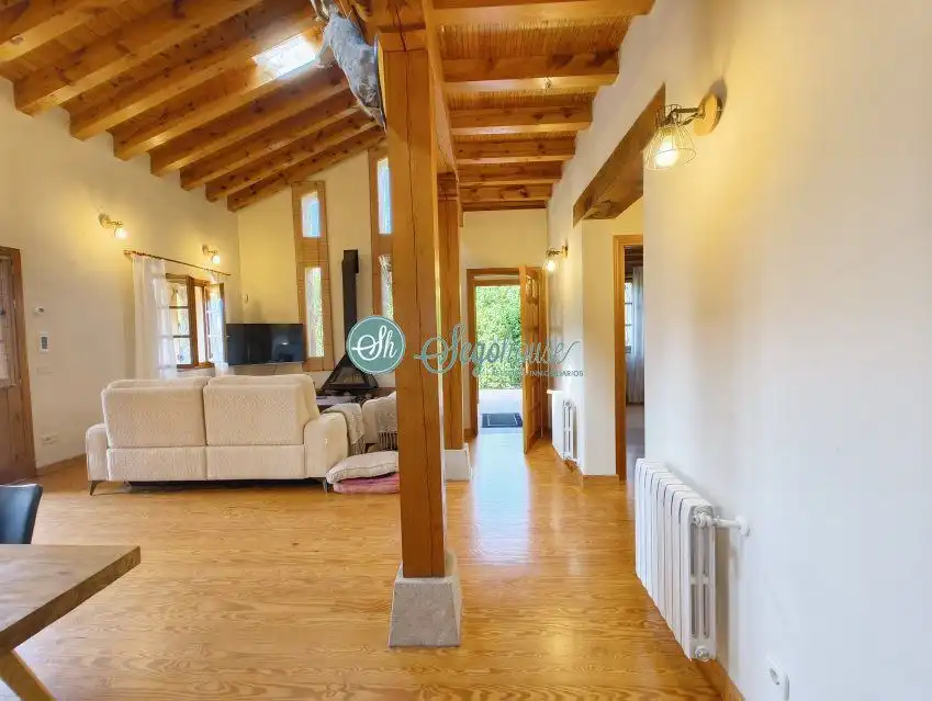 Casa o chalet en venta en Palazuelos de Eresma con Calefacción, Terraza y Amueblado