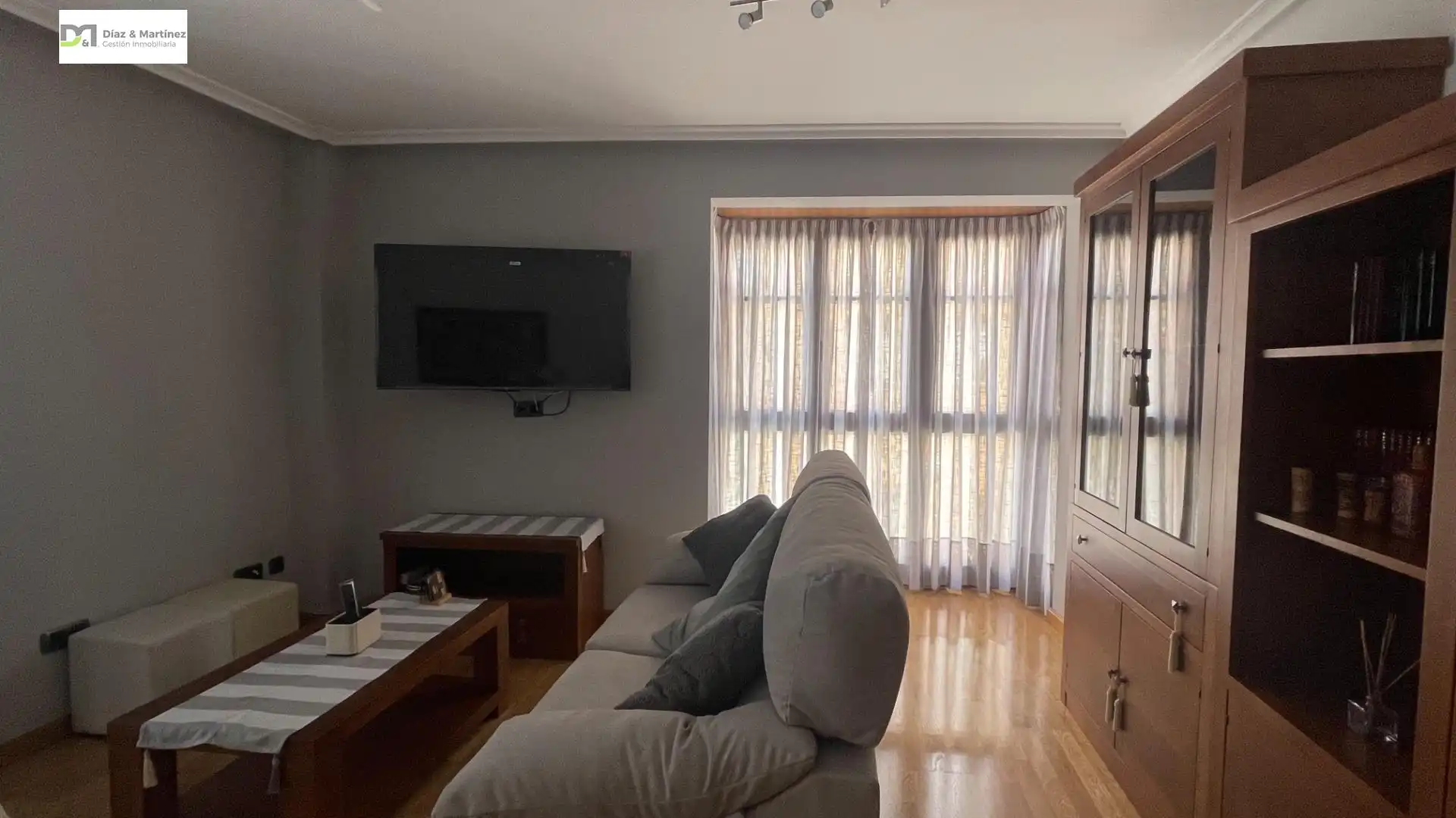 Sala d'estar de Apartament de lloguer en León Capital  amb Calefacció, Parquet i Moblat