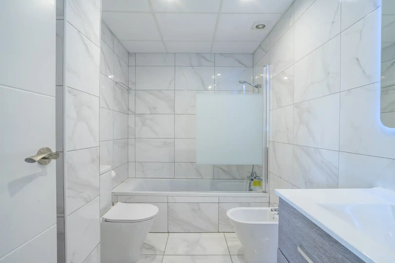 Baño de Planta baja en venta en Marbella con Aire acondicionado, Terraza y Piscina