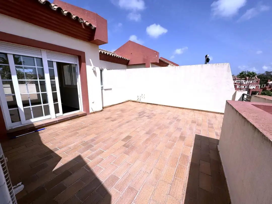 Terrasse von Einfamilien-Reihenhaus zum Verkauf in Sotogrande mit Klimaanlage, Heizung und Privatgarten