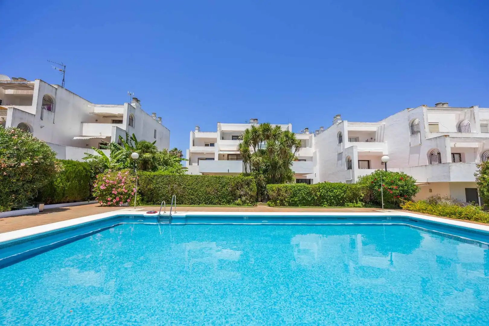 Schwimmbecken von Erdgeschoss zum Verkauf in Sotogrande mit Klimaanlage, Privatgarten und Terrasse