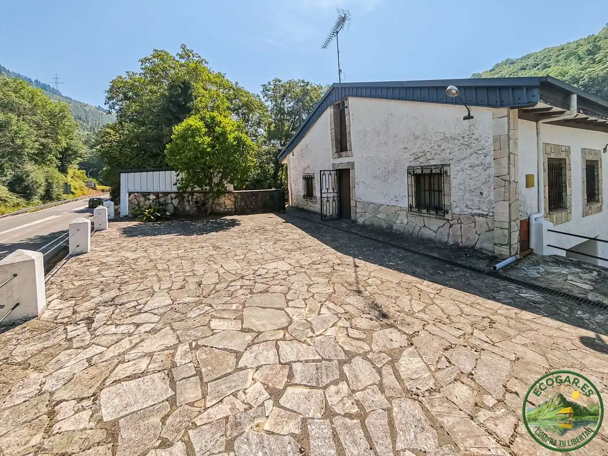 Vista exterior de Casa o xalet en venda en Vega de Valcarce amb Calefacció, Jardí privat i Parquet