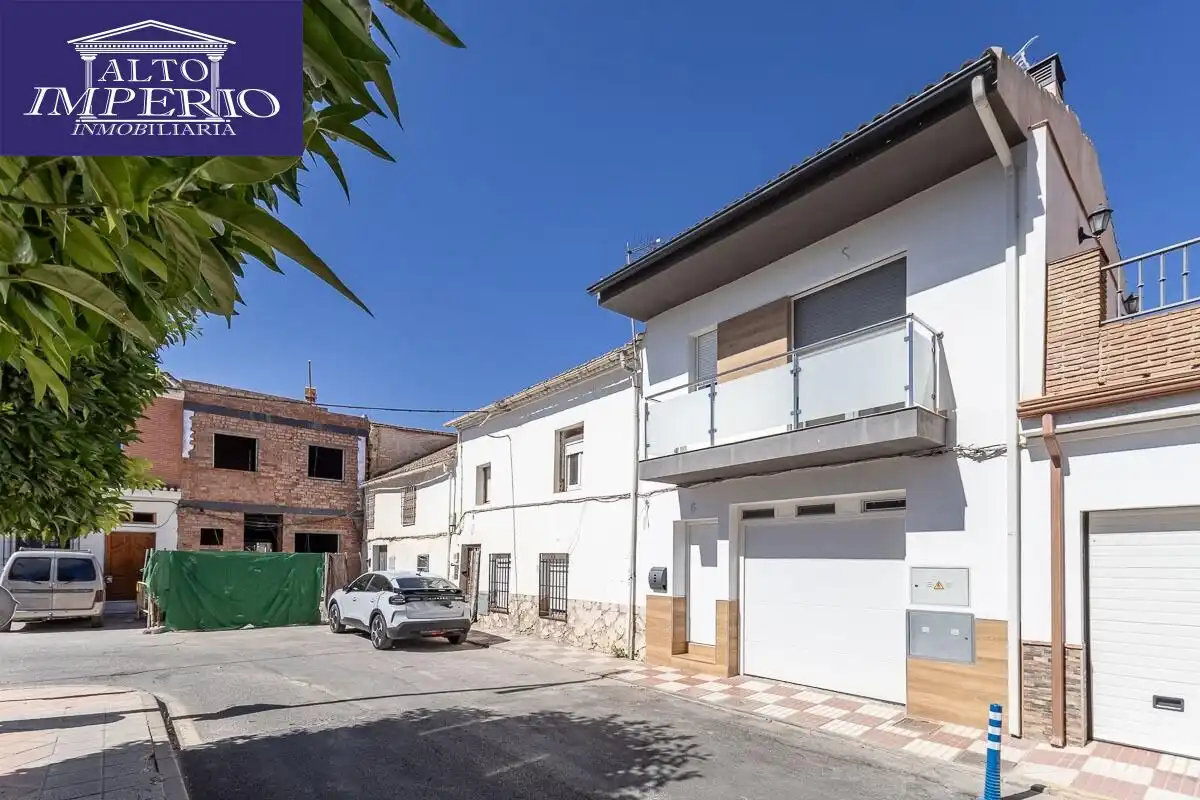 Vista exterior de Casa adosada en venda en Churriana de la Vega amb Aire condicionat