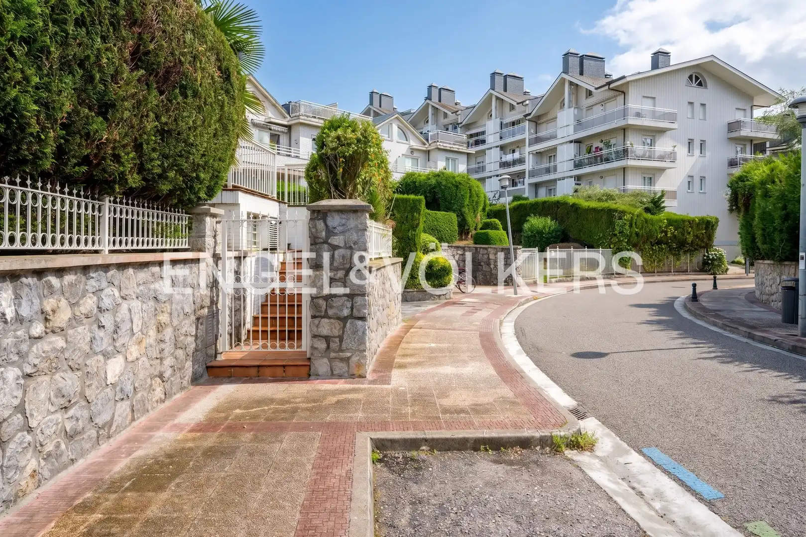 Vista exterior de Casa adosada en venda en Donostia - San Sebastián  amb Calefacció, Jardí privat i Terrassa