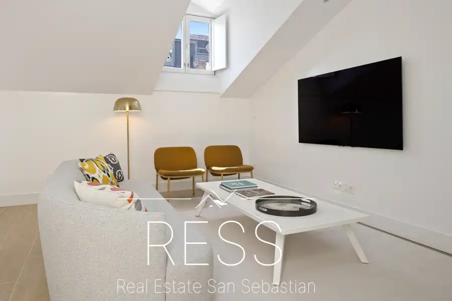 Sala d'estar de Pis en venda en Donostia - San Sebastián  amb Calefacció, Moblat i Forn