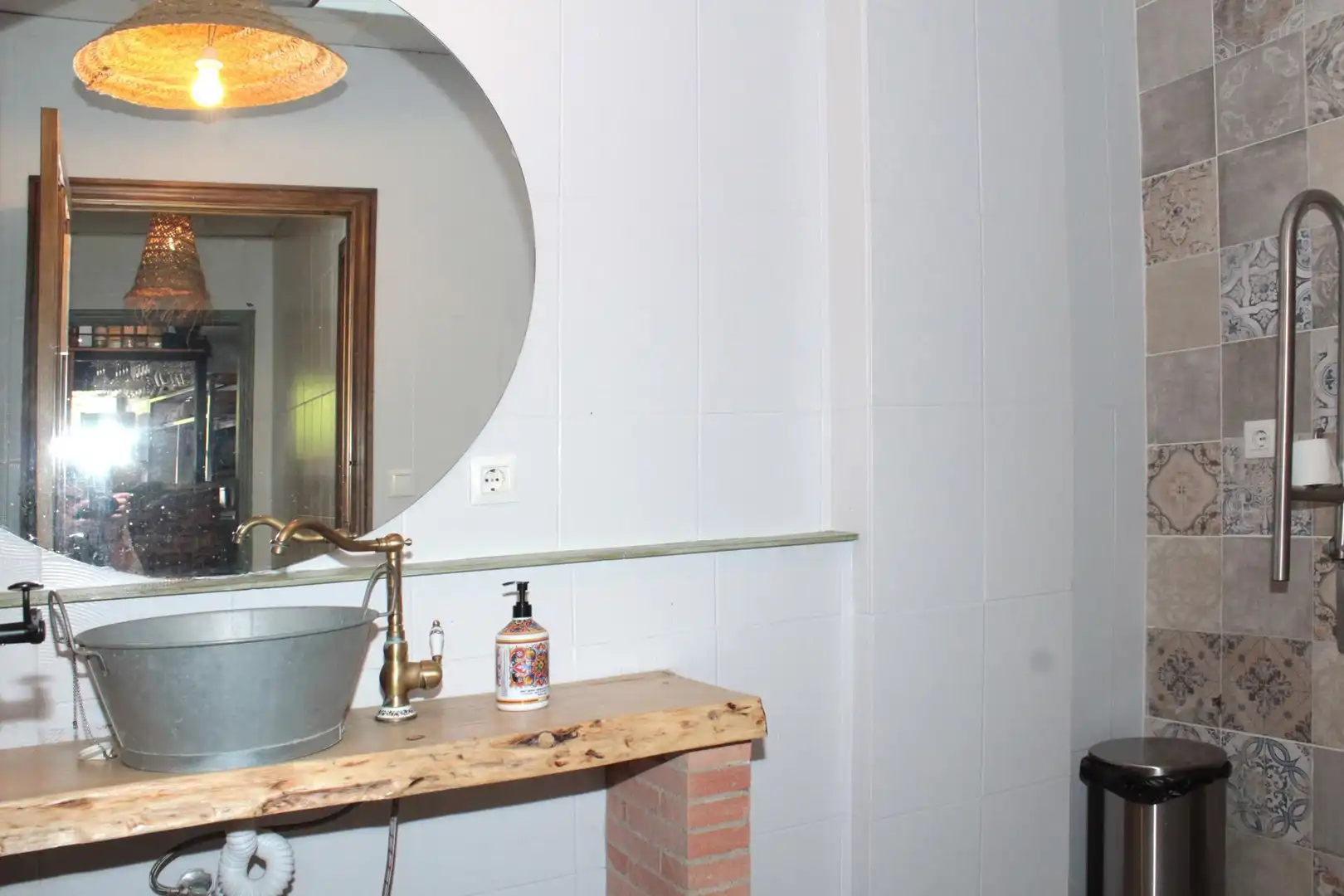 Bany de Local de lloguer en Sevilla amb Aire condicionat i Moblat