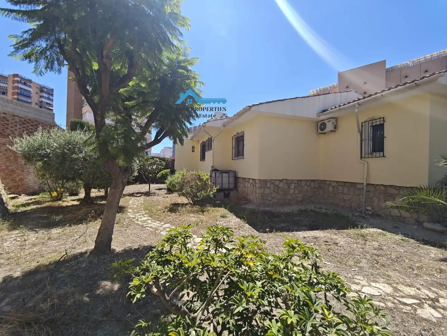 Vista exterior de Casa o xalet en venda en Benidorm amb Aire condicionat, Calefacció i Jardí privat