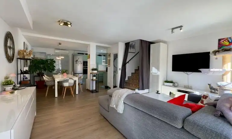 Sala d'estar de Casa adosada en venda en Orihuela amb Aire condicionat, Jardí privat i Terrassa