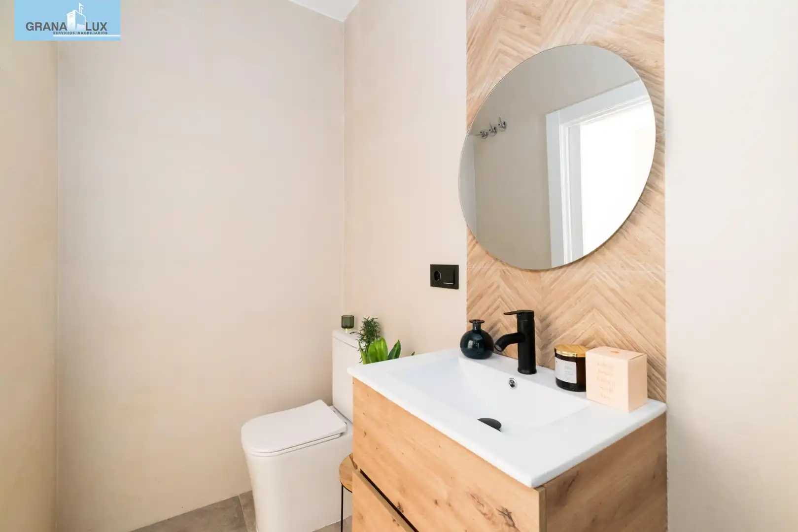 Bathroom of Study for sale in Granada  with Air Conditioner, Heating and Furnished