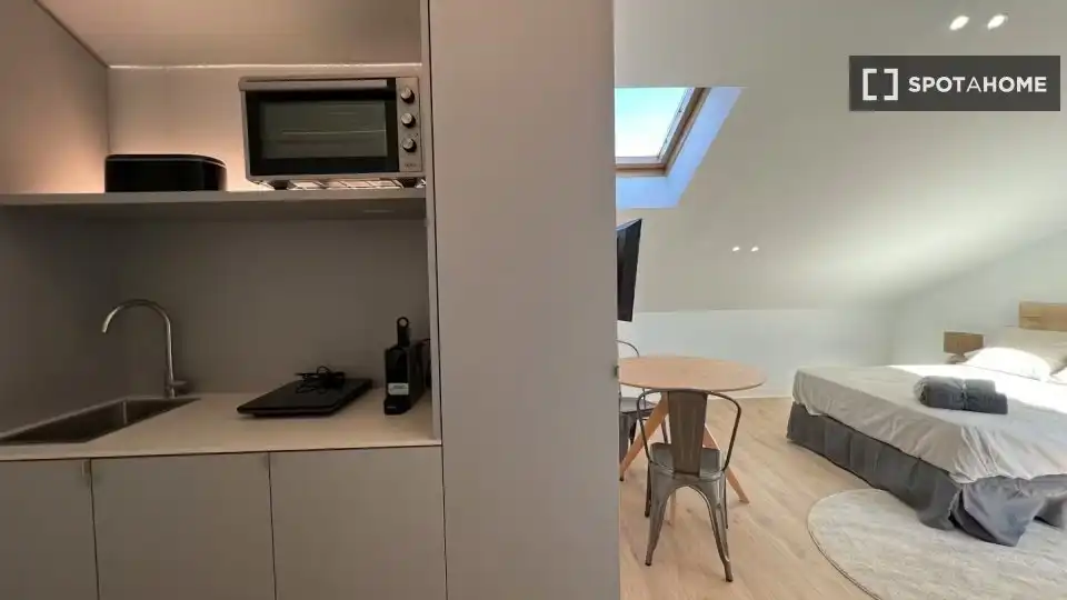 Cuina de Pis de lloguer en Madrid amb Aire condicionat, Calefacció i Moblat