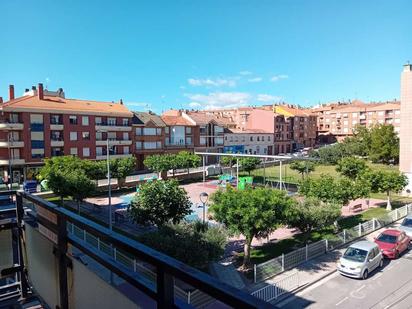 Vista exterior de Casa o xalet en venda en Lardero amb Terrassa