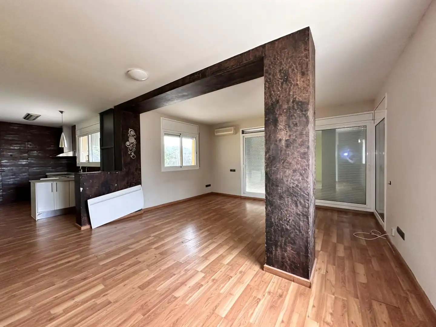 Sala de estar de Casa o chalet en venta en La Bisbal del Penedès con Parquet