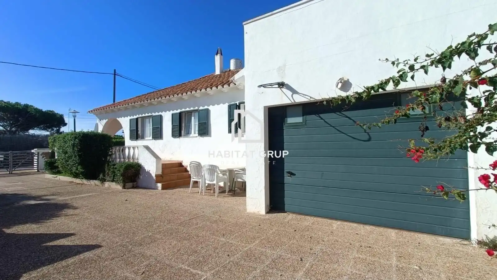 Außenansicht von Einfamilien-Reihenhaus zum Verkauf in Sant Lluís mit Heizung, Privatgarten und Terrasse