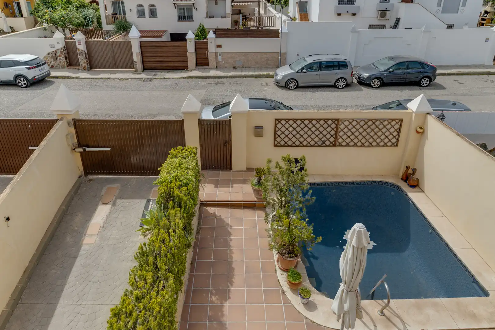Piscina de Casa adosada en venda en Alhaurín de la Torre amb Aire condicionat, Jardí privat i Terrassa