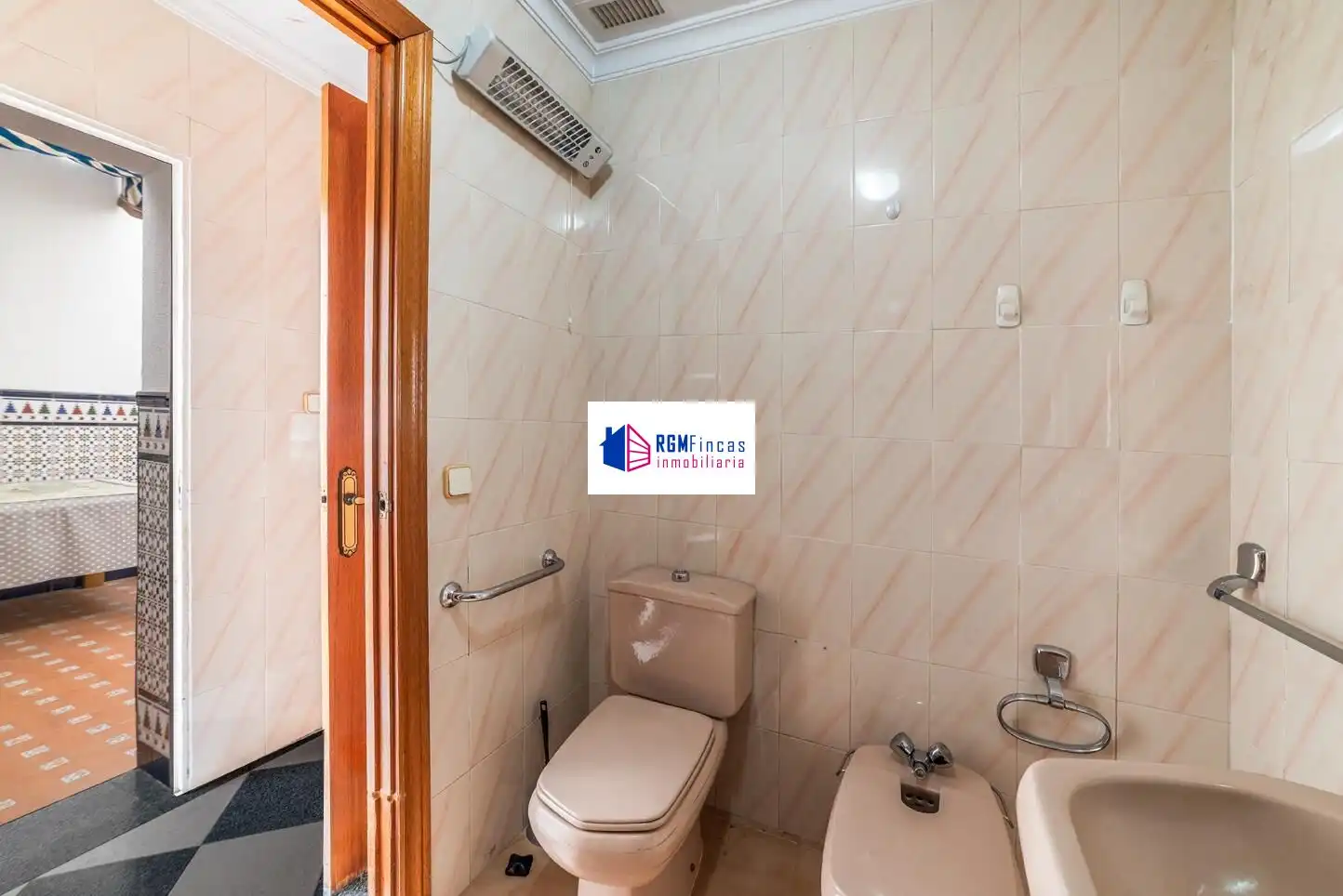 Bathroom of Houses for sale in Sevilla