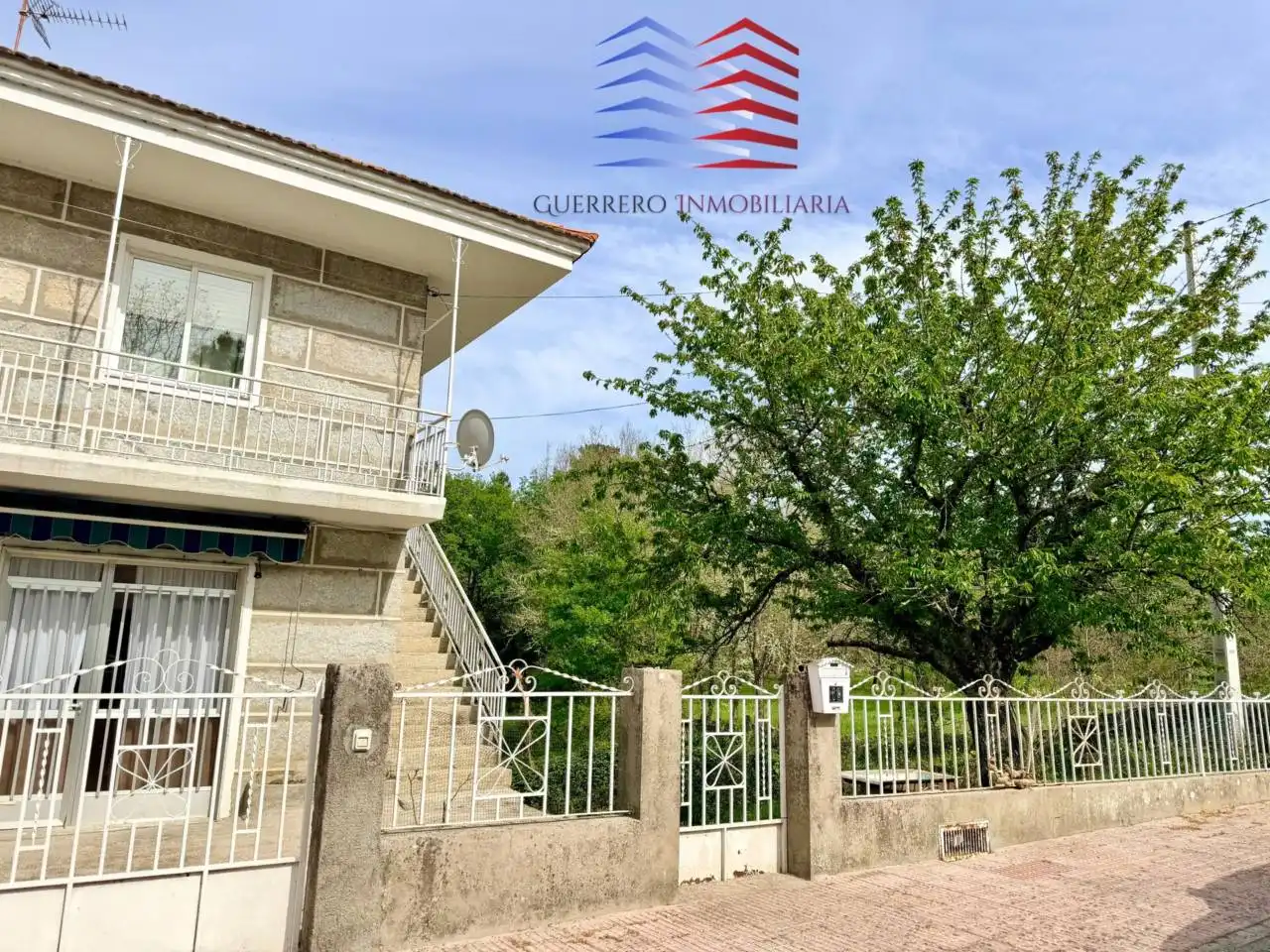Vista exterior de Casa o xalet de lloguer en San Cibrao das Viñas amb Calefacció, Terrassa i Moblat