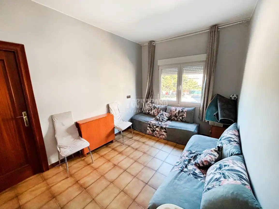 Living room of Flat for sale in Zaragoza  with Furnished and Balcony