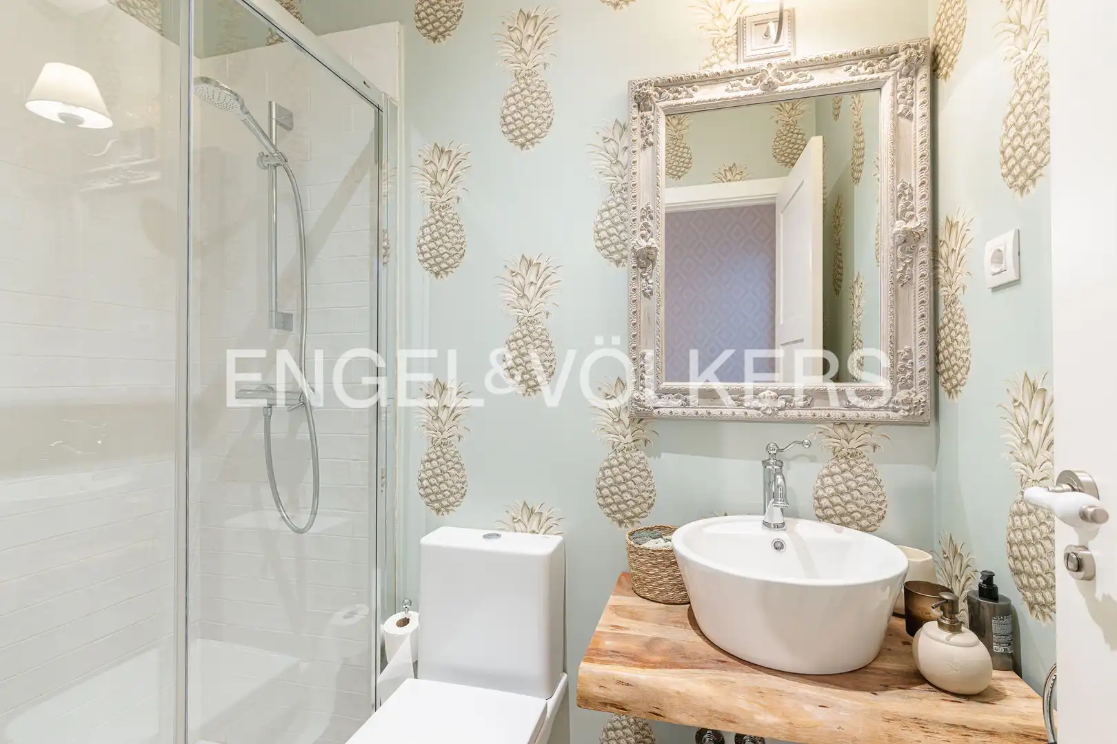 Baño de Casa adosada en venta en Madrid con Aire acondicionado, Calefacción y Jardín privado