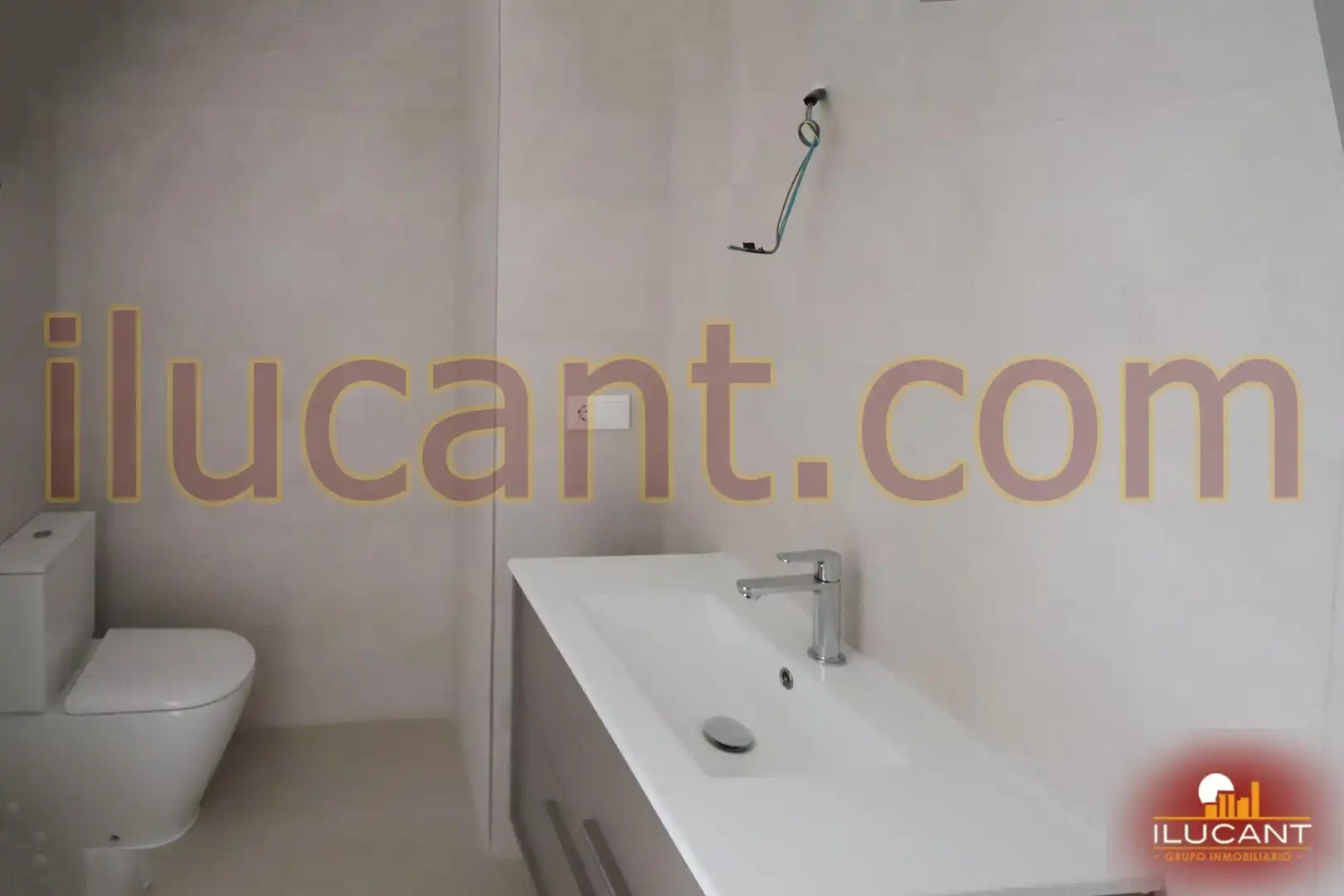 Bany de Pis en venda en Alicante / Alacant amb Aire condicionat, Jardí privat i Balcó