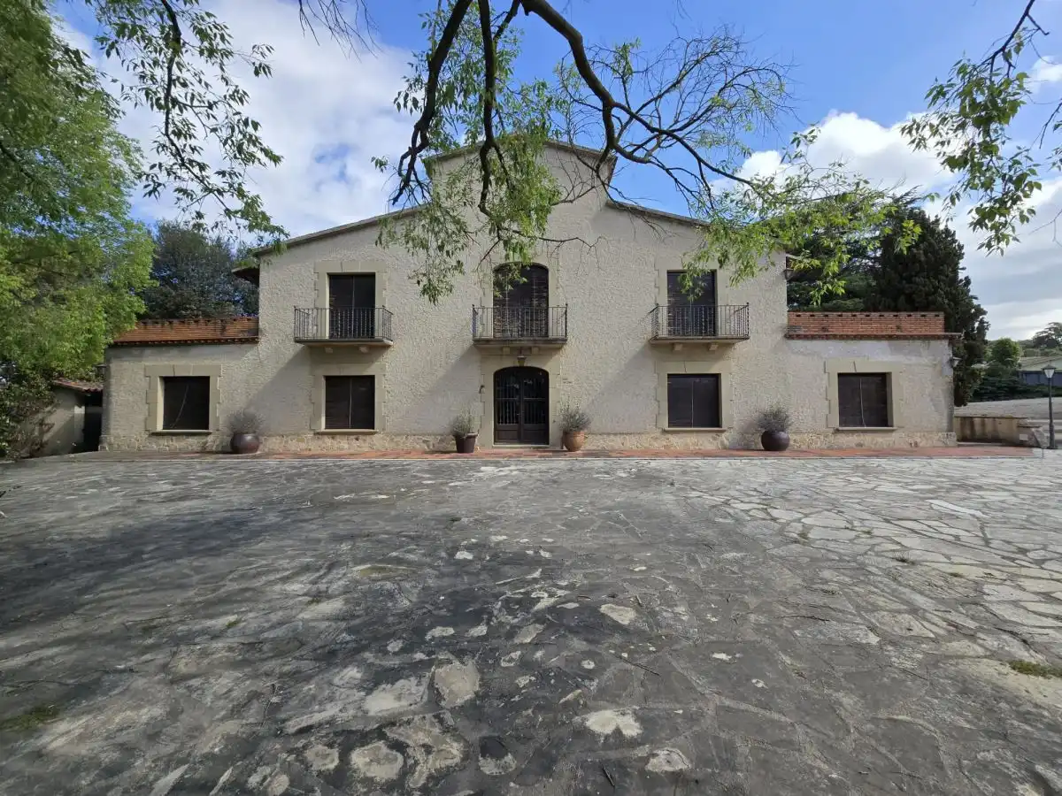 Vista exterior de Finca rústica en venda en La Roca del Vallès amb Terrassa i Balcó