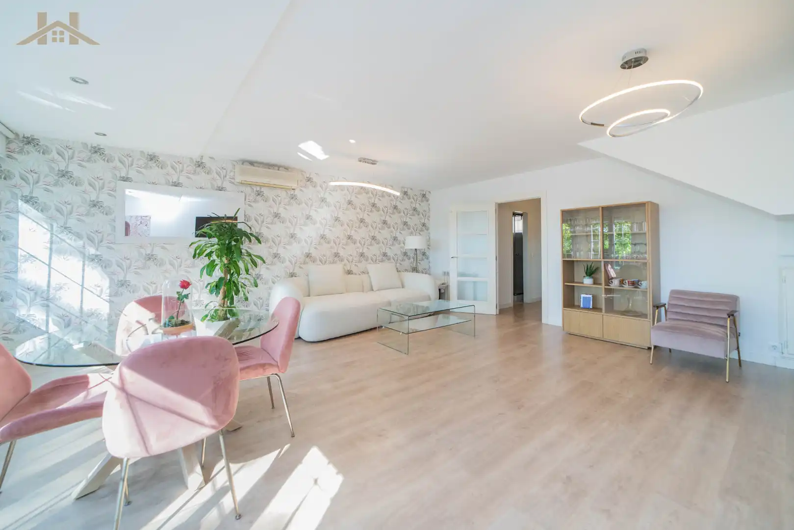 Sala d'estar de Casa adosada en venda en Boadilla del Monte amb Aire condicionat, Calefacció i Jardí privat