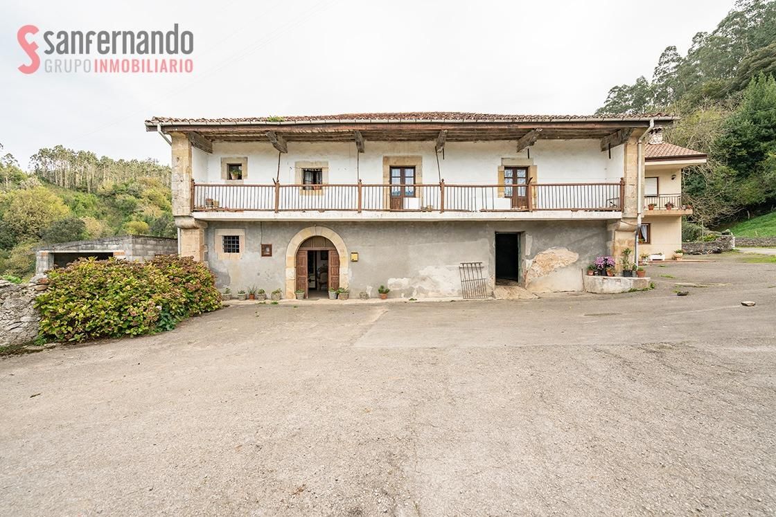 Vista exterior de Casa o xalet en venda en Puente Viesgo amb Jardí privat, Traster i Balcó