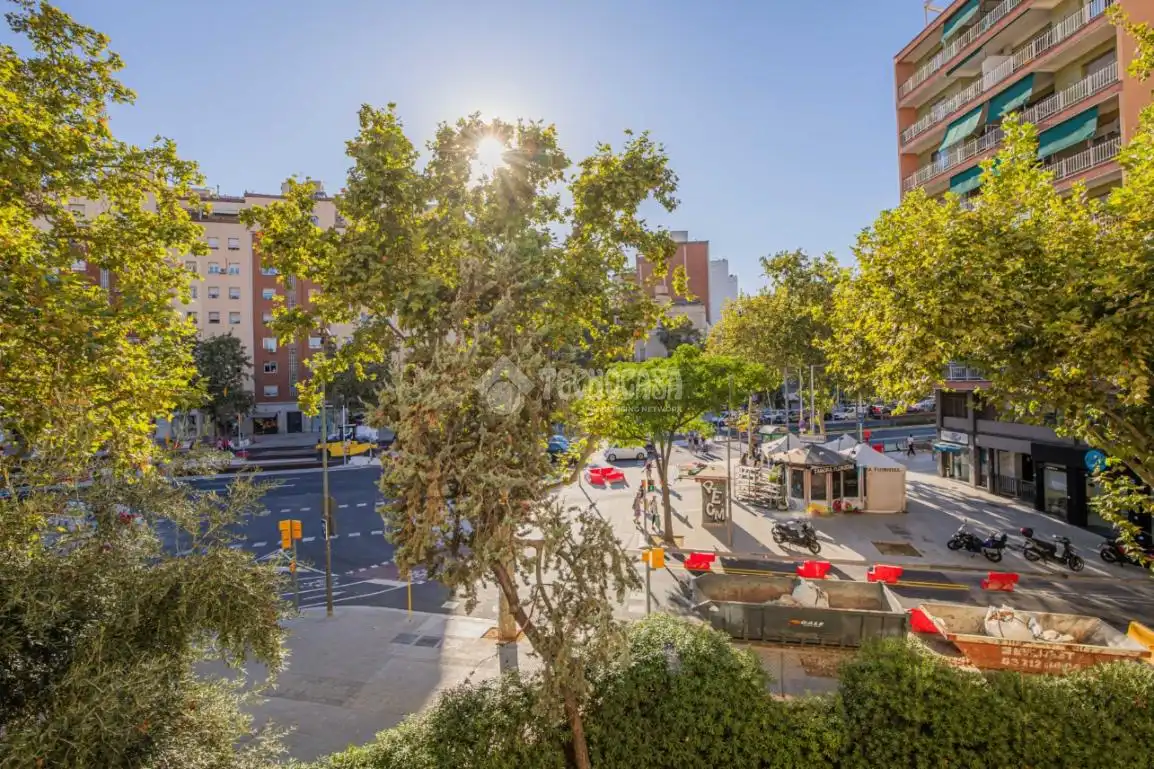 Vista exterior de Piso en venta en Barcelona con Balcón