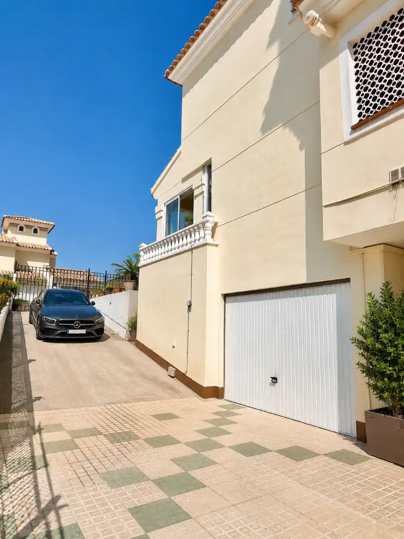 Vista exterior de Casa o xalet en venda en Orihuela amb Aire condicionat, Calefacció i Jardí privat