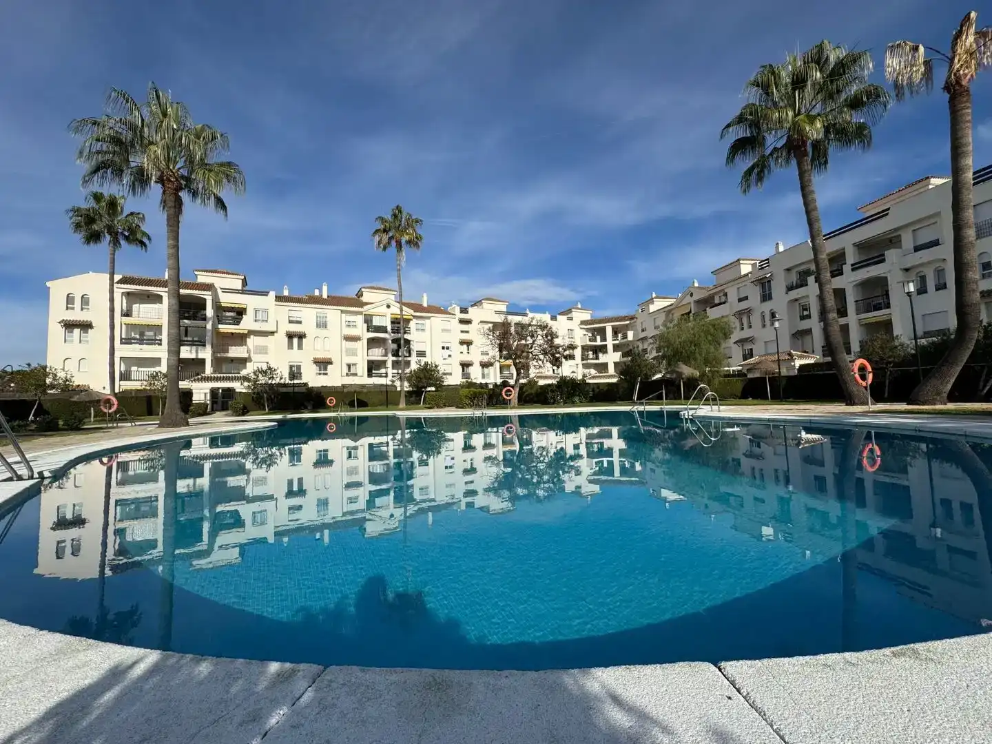 Schwimmbecken von Wohnungen zur Miete in Marbella mit Klimaanlage, Terrasse und Schwimmbad