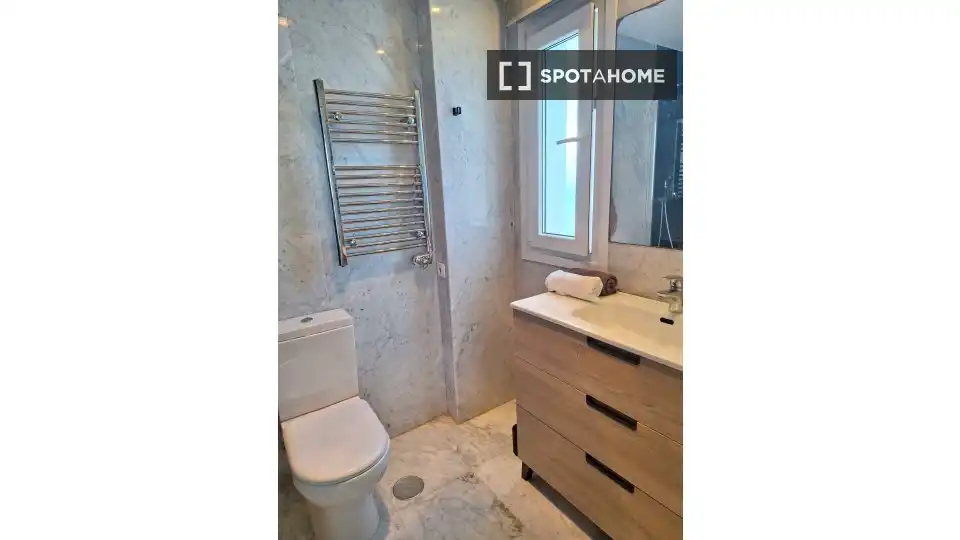 Bany de Apartament per a compartir en Benidorm amb Aire condicionat, Terrassa i Moblat