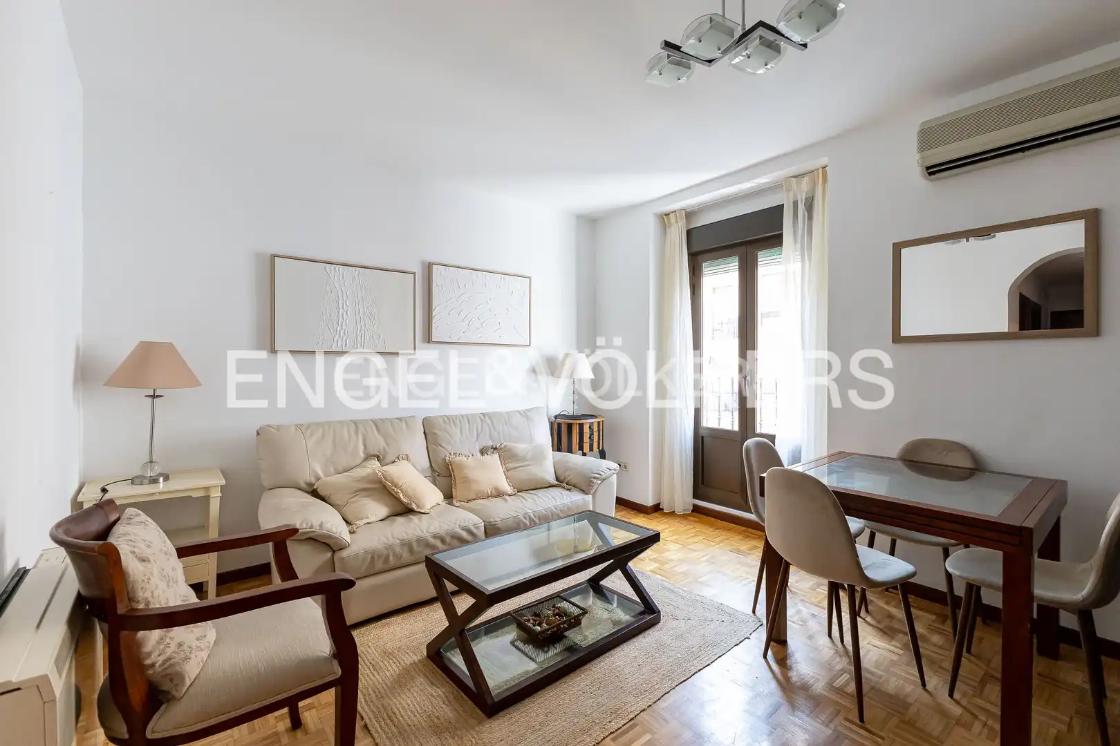 Living room of Flat for rent in Madrid  with Air Conditioner, Heating and Parquet flooring