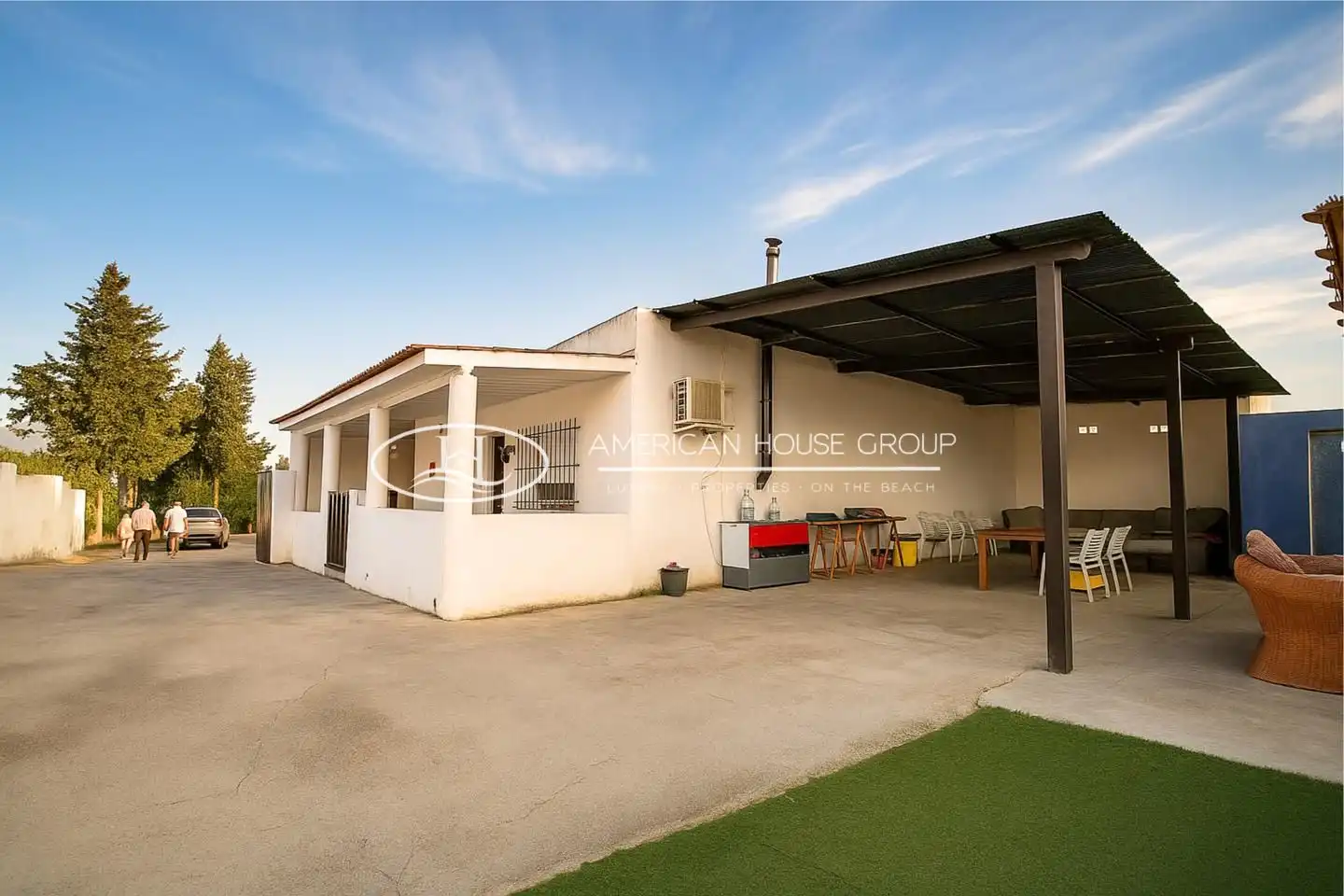 Vista exterior de Casa o xalet en venda en Chiclana de la Frontera amb Aire condicionat, Jardí privat i Terrassa