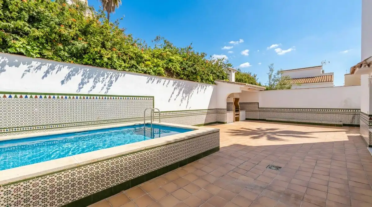 Piscina de Casa adosada en venda en Málaga amb Aire condicionat, Calefacció i Jardí privat