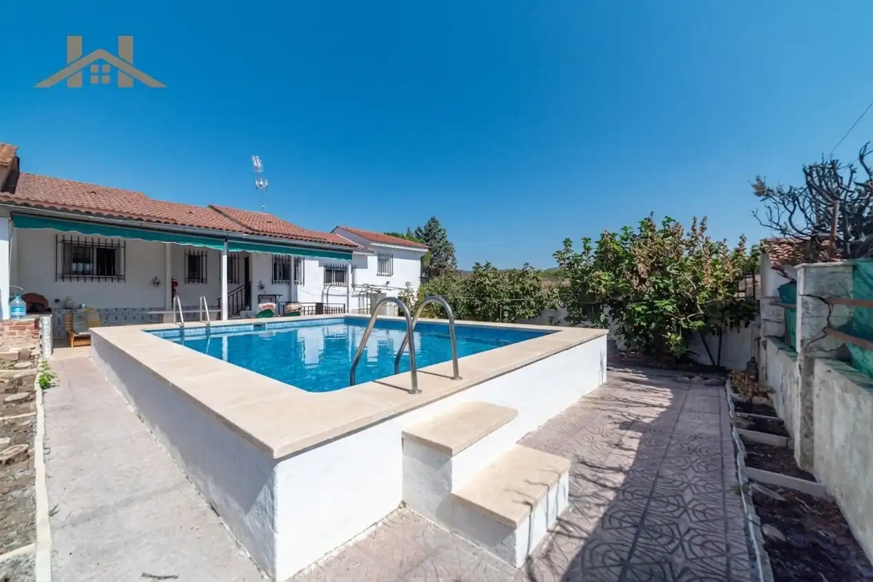 Piscina de Casa adosada en venta en Villa del Prado con Aire acondicionado, Jardín privado y Piscina