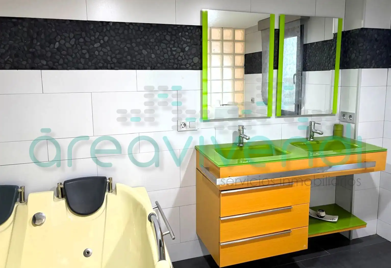 Baño de Casa adosada en venta en Castellón de la Plana / Castelló de la Plana con Aire acondicionado, Calefacción y Jardín privado