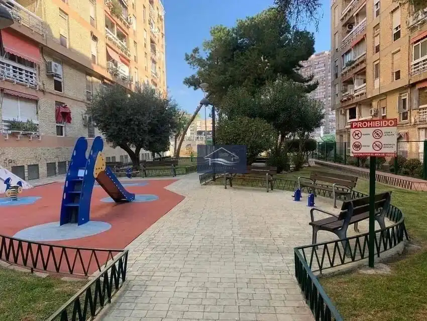 Vista exterior de Pis en venda en Alicante / Alacant amb Parquet, Forn i Rentadora