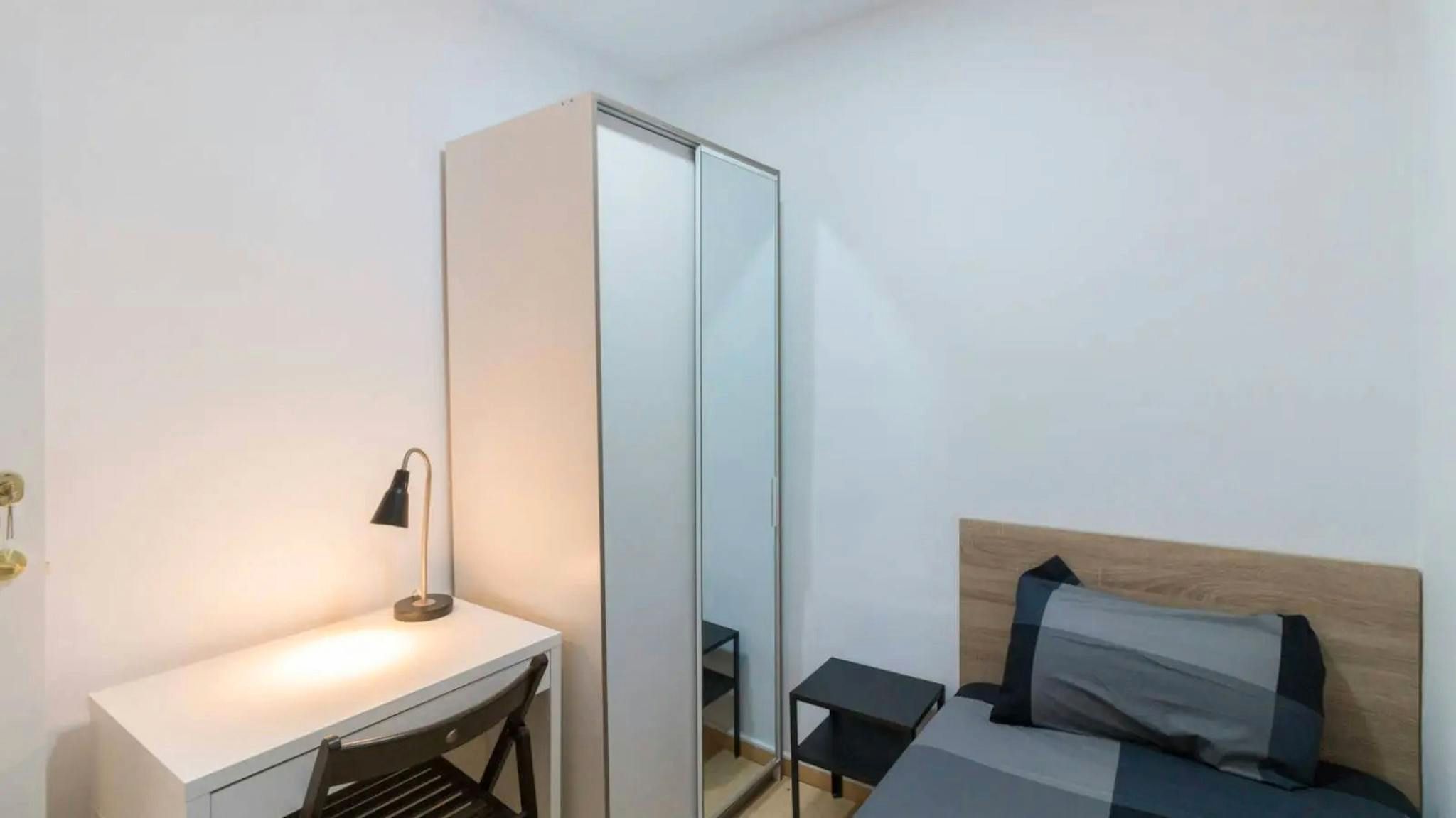 Bedroom of Flat to share in  Barcelona Capital  with Washing machine
