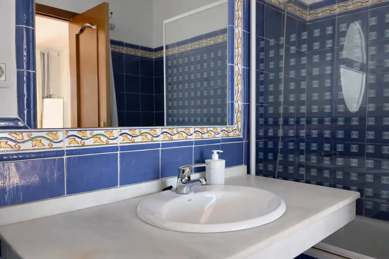 Bany de Casa adosada de lloguer en Marbella amb Aire condicionat, Calefacció i Jardí privat