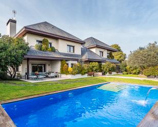 Swimming pool of House or chalet for sale in  Madrid Capital  with Air Conditioner, Heating and Private garden