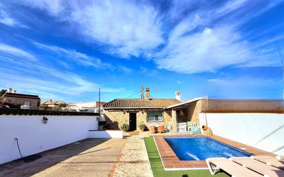 Vista exterior de Casa o xalet en venda en Conil de la Frontera amb Aire condicionat, Calefacció i Jardí privat