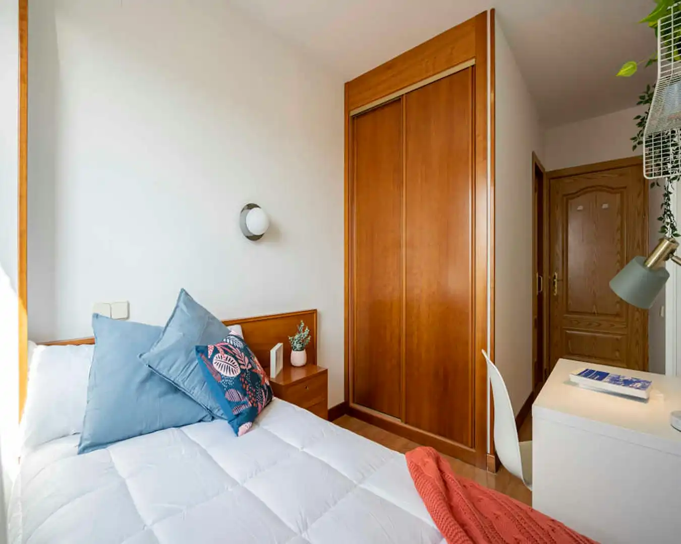 Habitación de Piso para compartir en Madrid con Lavadora y Internet