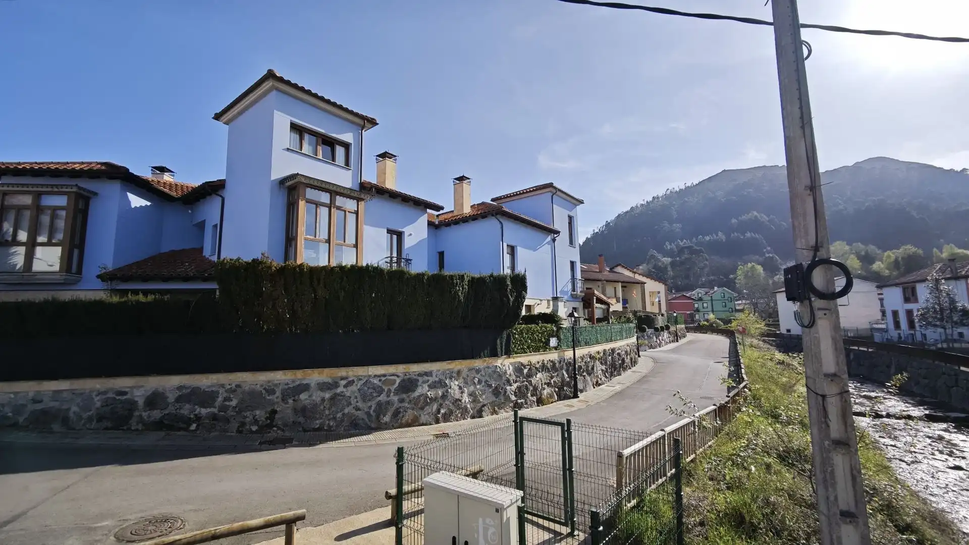 Vista exterior de Dúplex en venda en Llanes amb Calefacció i Jardí privat