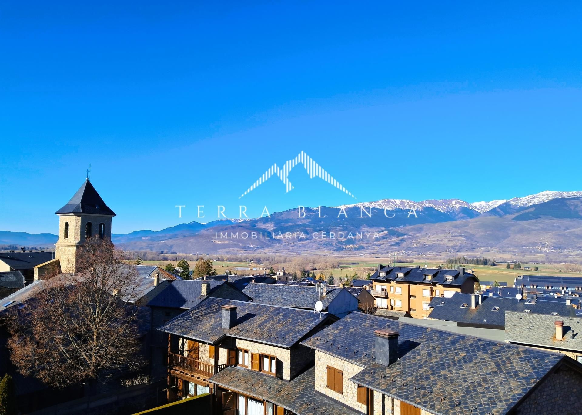 Vista exterior de Àtic en venda en Alp amb Calefacció, Moblat i Forn