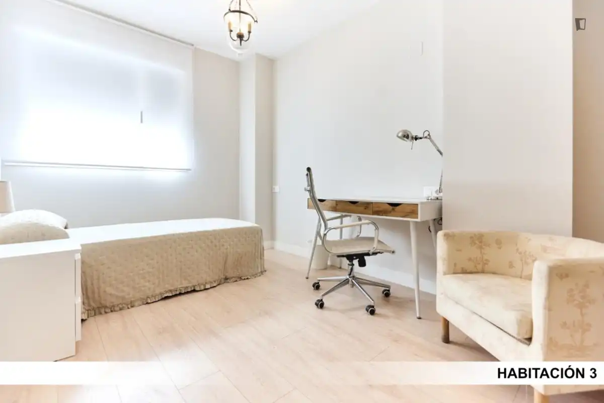 Dormitori de Apartament per a compartir en Dos Hermanas amb Aire condicionat, Calefacció i Moblat