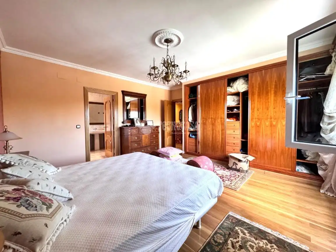 Bedroom of Houses for sale in Valladolid  with Air Conditioner, Parquet flooring and Furnished