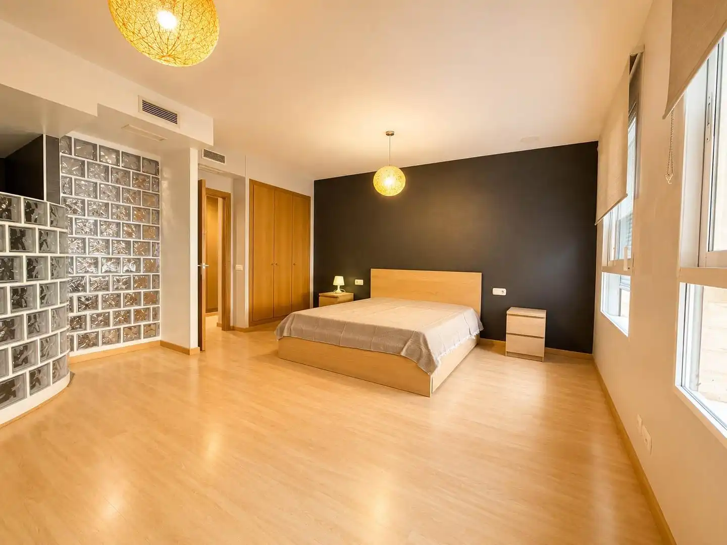 Schlafzimmer von Wohnung zur Miete in Paterna mit Klimaanlage, Heizung und Parkett