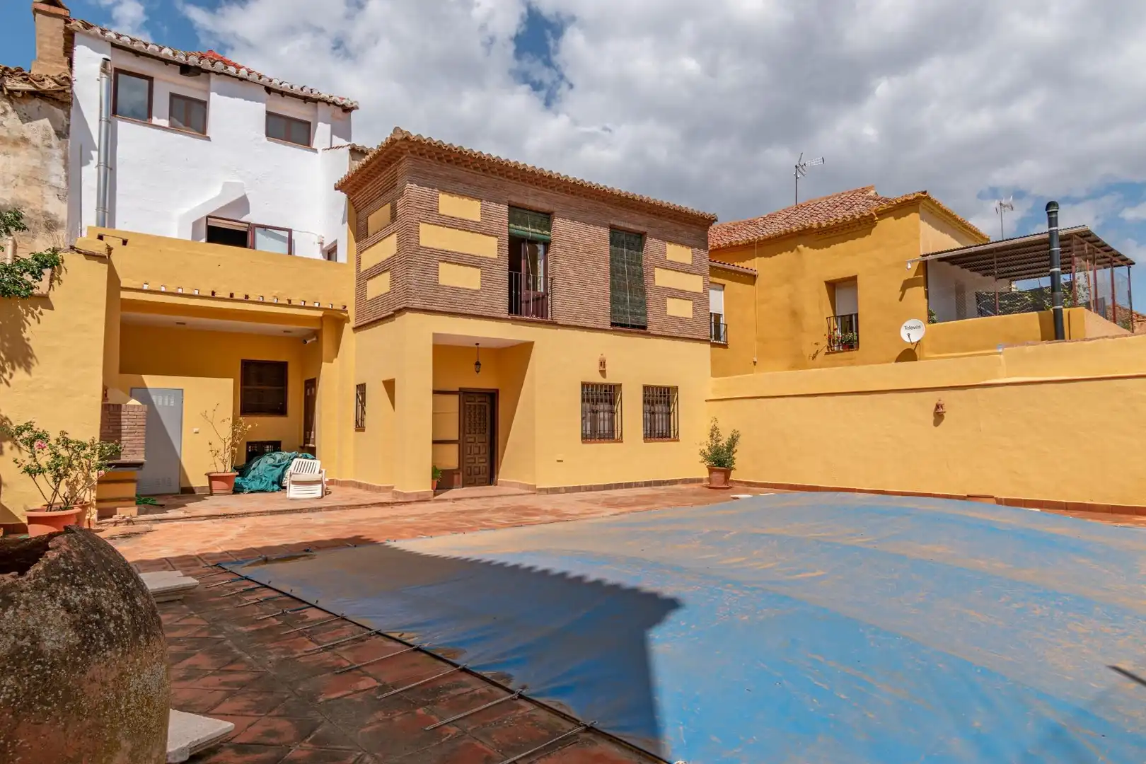 Vista exterior de Casa o xalet en venda en Guadix amb Calefacció, Traster i Piscina