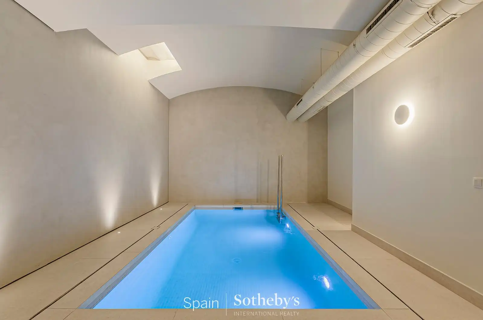 Schwimmbecken von Wohnungen zum Verkauf in Barcelona mit Klimaanlage, Heizung und Abstellraum
