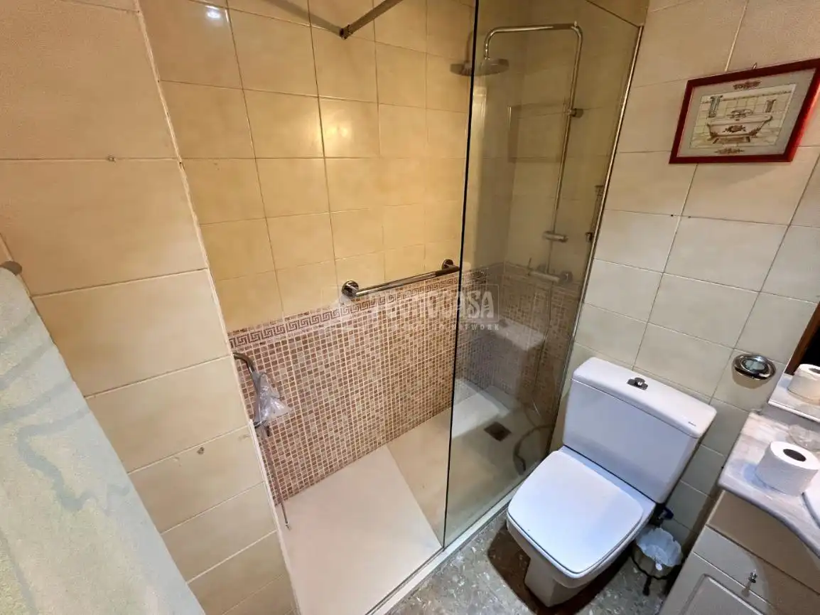 Bathroom of Flat for sale in Madrid  with Air Conditioner and Heating