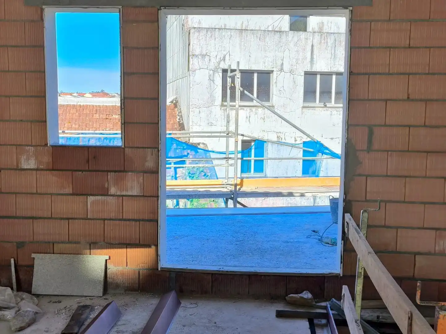 Vista exterior de Casa o xalet en venda en Carballo amb Calefacció, Terrassa i Moblat
